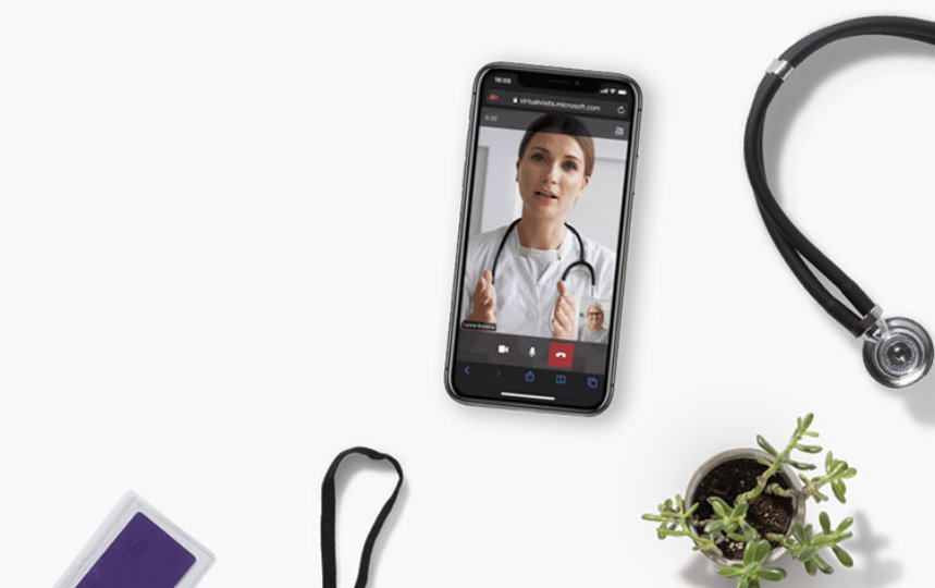 Un écran de téléphone montrant le médecin en appel vidéo, le stéthoscope, la carte d’identité et l’usine