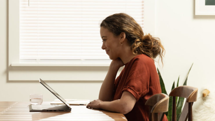 Une cadre participant à un appel vidéo avec des collègues