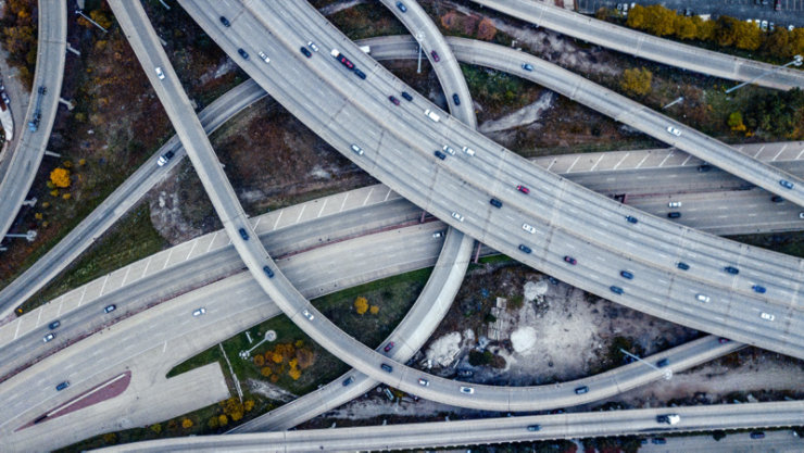 Une vue aérienne des autoroutes d'une ville