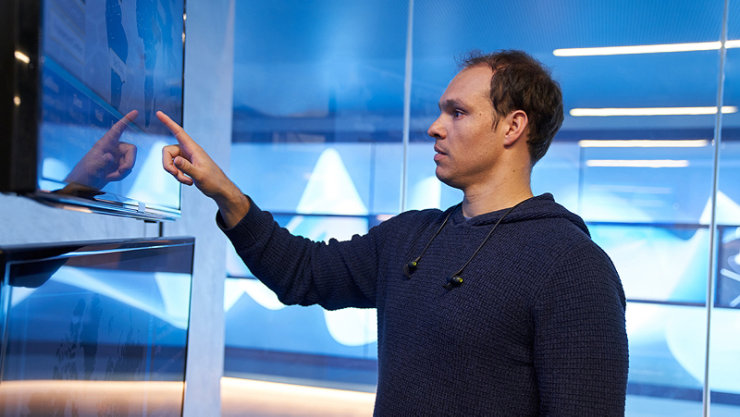 Un cadre en train de travailler sur un appareil avec un grand écran tactile