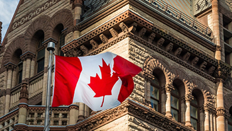 Un monument canadien et le drapeau canadien