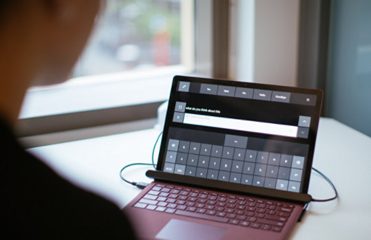 視覚障害または身体障害のある生徒がコンピューターやタブレットを使用できるようにする Windows のアクセシビリティ機能