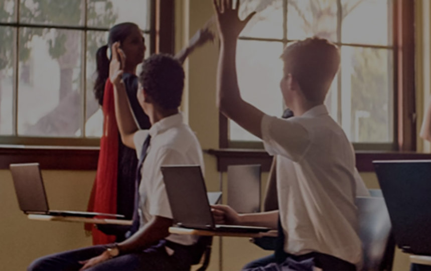 手をあげている生徒たちの授業風景