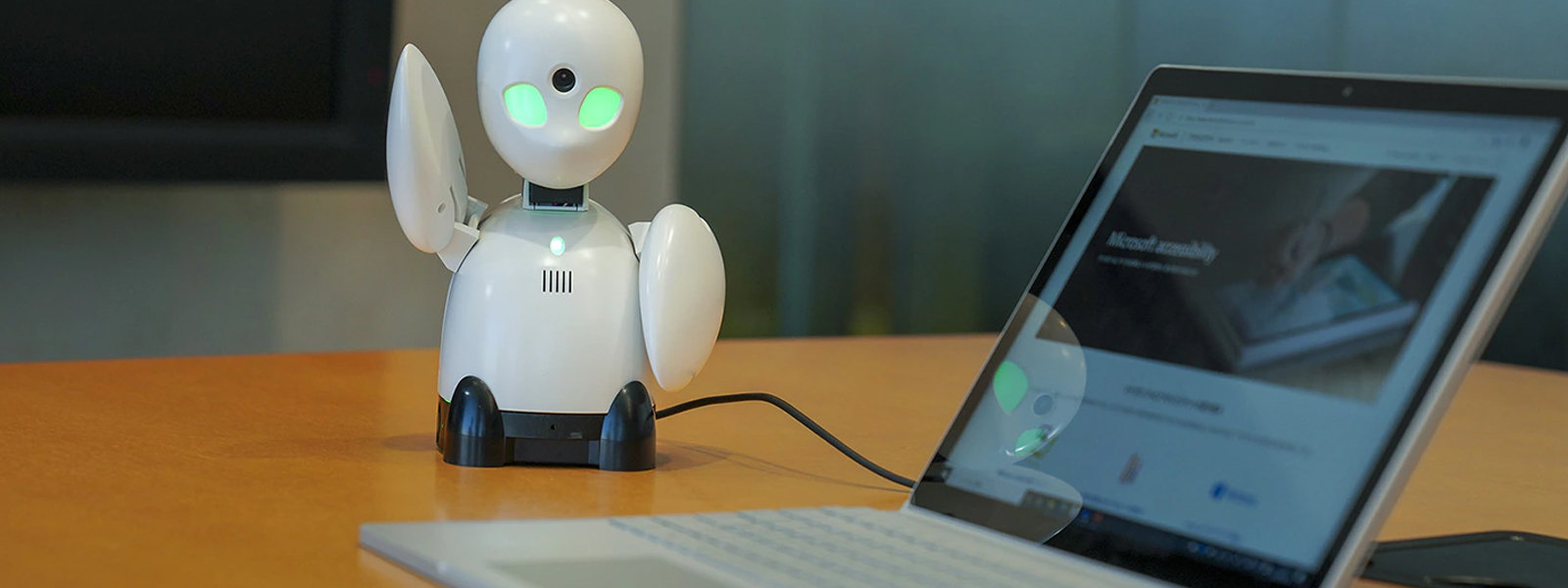 ロボット「OriHime」と接続されたノートパソコン