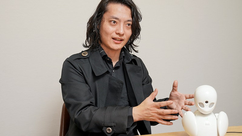 テーブルに置いておいたOriHimeについて熱く語る吉藤さん。