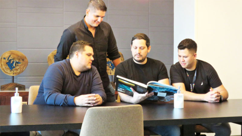 Hombres mirando un libro