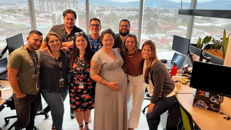 Varias personas posando para una foto en el interior de una oficina.