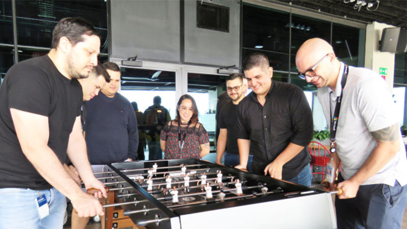 Gente jugando al futbolín.