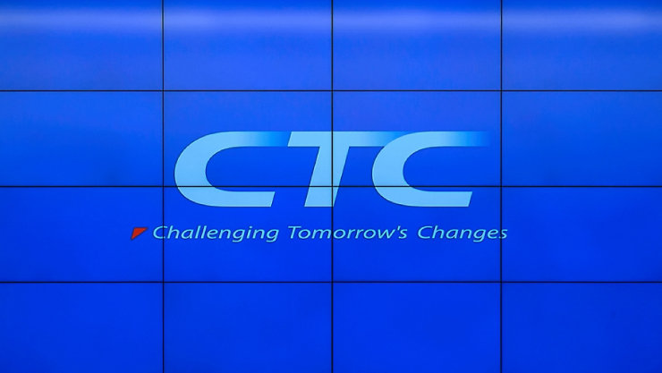 鮮やかな青いタイル壁に掲げられた「CTC Challenging Tomorrow's Changes」のロゴ。