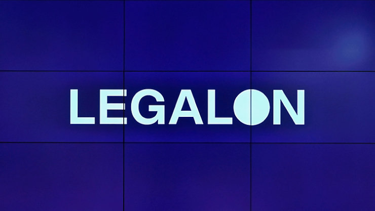 濃紺のパネル壁に白で表示された「LEGALON」のロゴ。