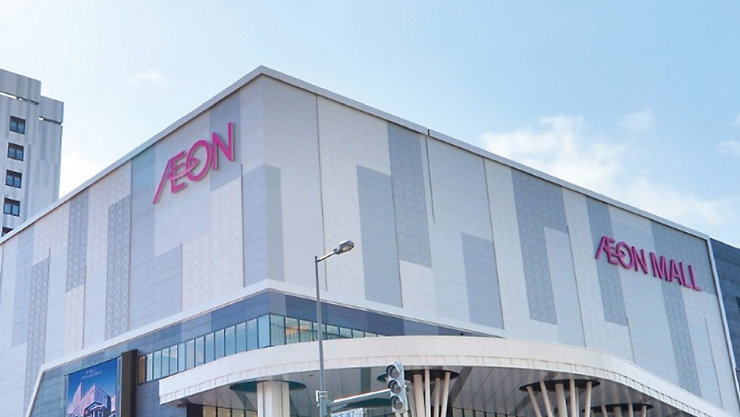 イオンモールと書かれた建物の外観。