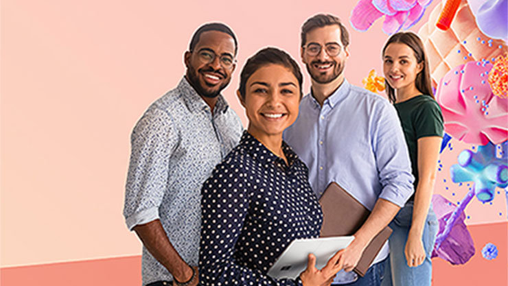 Eine Gruppe von vier Personen lächelt in die Kamera, umgeben von abstrakten floralen Formen.