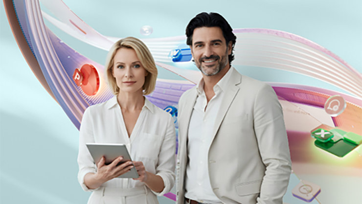 Une femme tenant une tablette et un homme se tiennent devant un arrière‑plan abstrait composé d’icônes Microsoft Office et regardent la caméra.