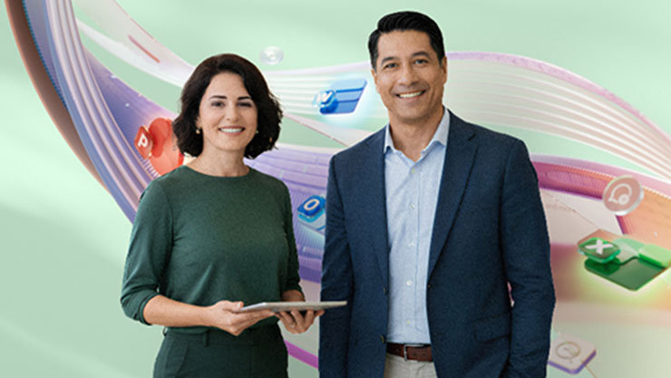 Eine Frau in einem grünen Oberteil mit Tablet und ein Mann in einem blauen Anzug stehen nebeneinander und lächeln.