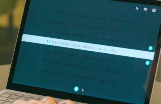 Ein Laptop-Bildschirm zeigt einen Text an, eine Zeile ist hervorgehoben, während der Rest verdunkelt angezeigt wird