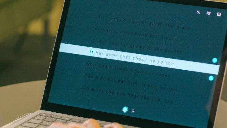 Ein Laptop-Bildschirm zeigt einen Text an, eine Zeile ist weiß hervorgehoben, während der Rest verdunkelt angezeigt wird