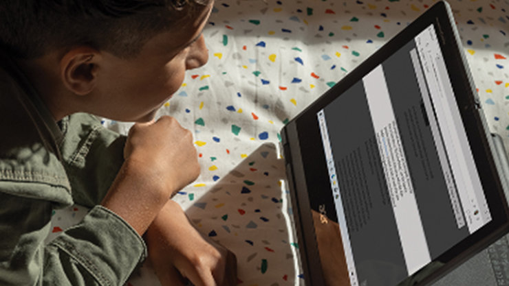 Ein Kind sieht sich einen hervorgehobenen Text auf einem mobilen Gerät an