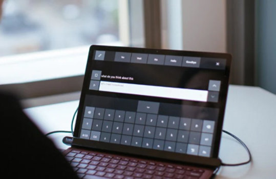 Ein mobiles Gerät mit ausgeführter Augensteuerung wird gezeigt