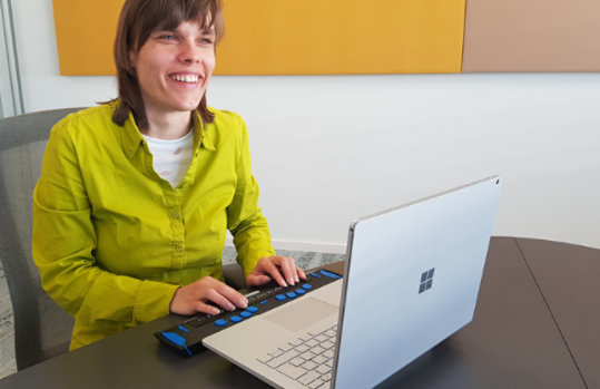 Franziska Sgoff, Business Program Managerin, bei der Arbeit an ihrem Laptop