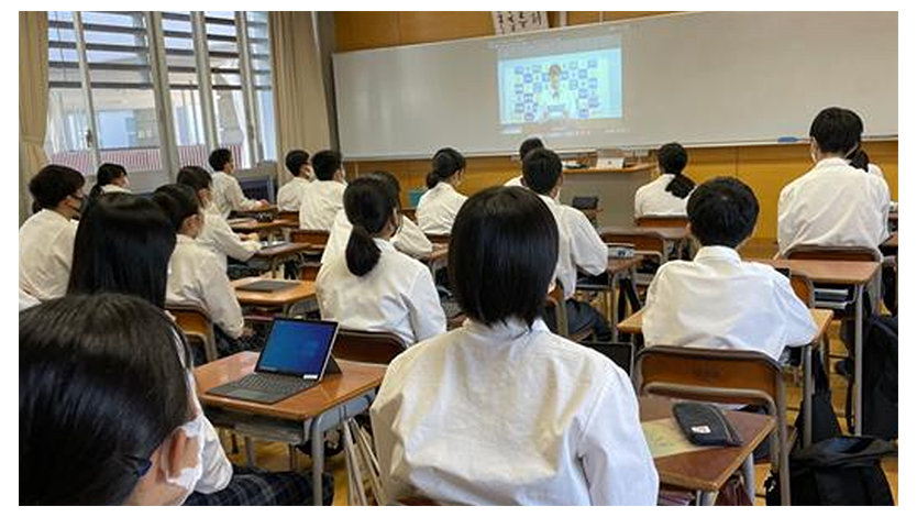 教室で授業を受ける生徒たち