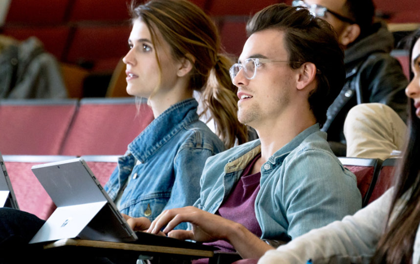 Foto von Studierenden, die an einer Vorlesung teilnehmen.