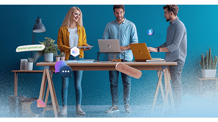 3 Menschen stehen um einen Schreibtisch mit Laptops herum. Dunkelblauer Hintergrund. Interaktive Icons im Hintergrund