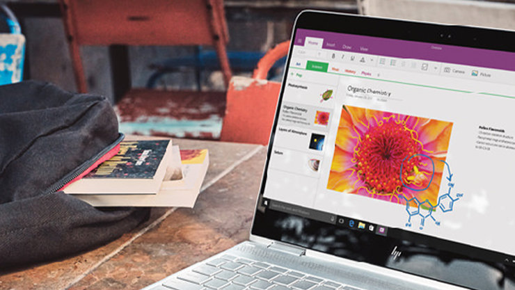 OneNote の画面を表示したノート PC