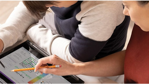 大人と子供がタブレットで協力し、鉛筆で画面上の数式を指しています。