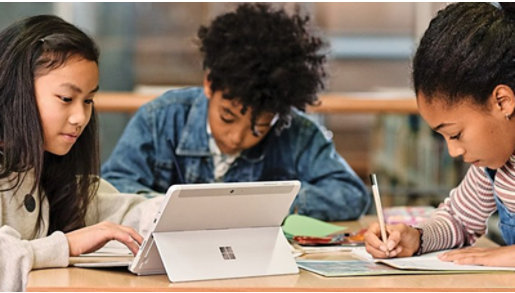 子どもたちが机の上で勉強をしている