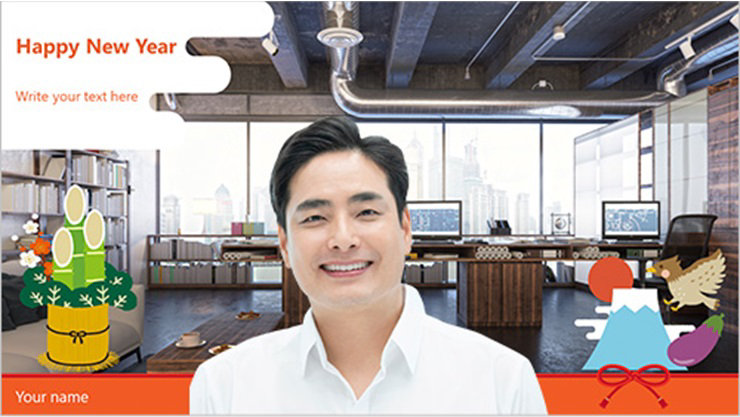 オフィスの背景をバックに微笑んでいる男性と、「明けましておめでとうございます」と書かれた新年の飾り付け。