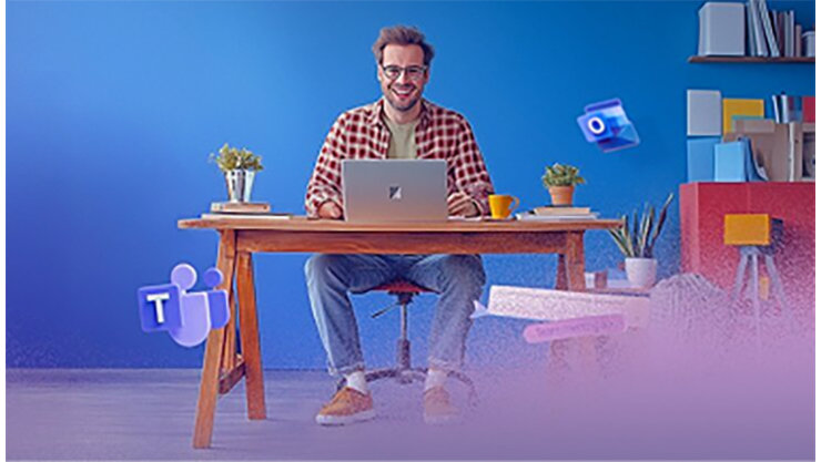 Ein Mann an einem Schreibtisch mit Laptop vor einem blauen Hintergrund. Im Vordergrund schwebt das Microsoft Teams-Logo.