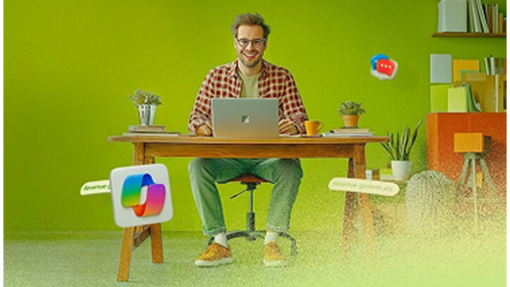 Ein Mann arbeitet an einem Laptop an einem Schreibtisch vor einem grünen Hintergrund, neben ihm schwebt das Microsoft 365 Copilot Logo.