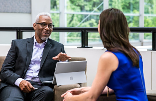 um homem e uma mulher conversando