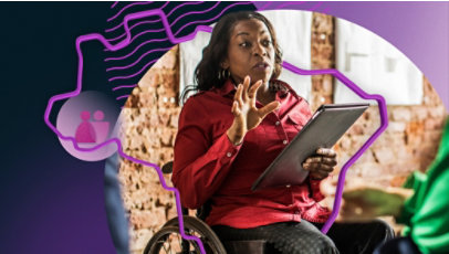 Mulher negra cadeirante explicando algo usando um tablet,  imagem inserida em um mapa do Brasil recortado