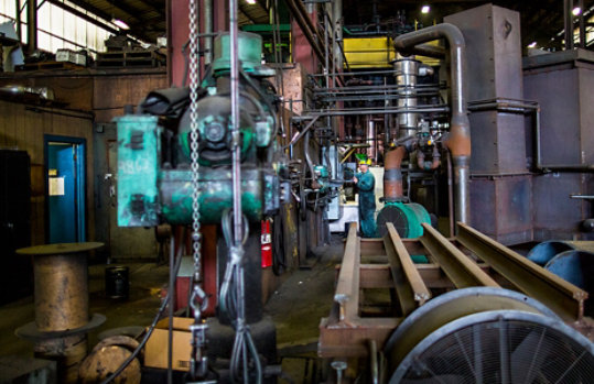 一名員工於工廠中操作工業用機械的照片圖示