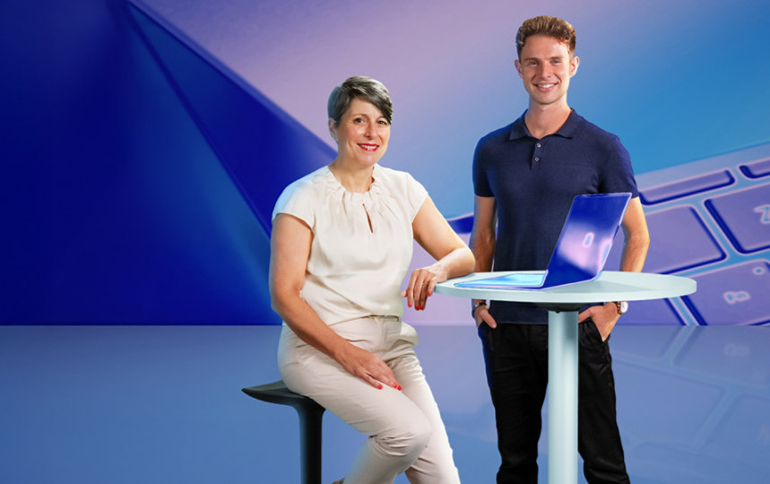 Eine Frau sitzt und ein Mann steht an einem Stehtisch mit einem Laptop. Im Hintergrund ist eine stilisierte Tastatur.