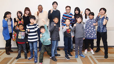 応援し、ポーズをとる探検学舎ボッジ協会のメンバー