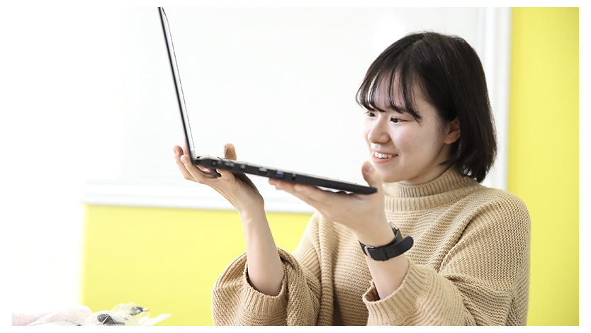 モダン PC を持って眺めている内田泰歩さん パート 1