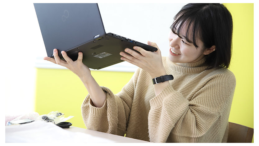 モダン PC を持って眺めている内田泰歩さん パート 2