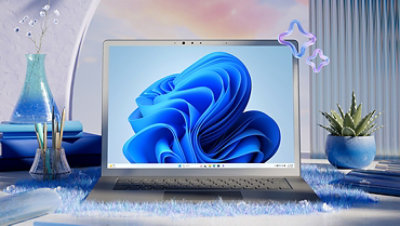 Windows 11 のデスクトップを表示したノート PC