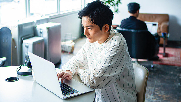 ノート PC を操作する人物