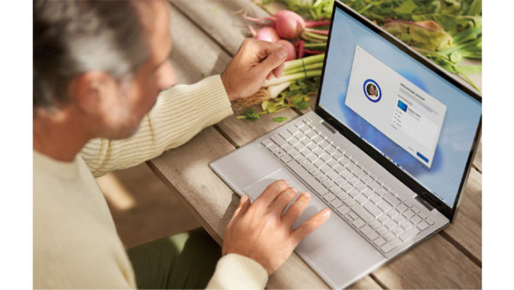 ノート PC を操作する人物