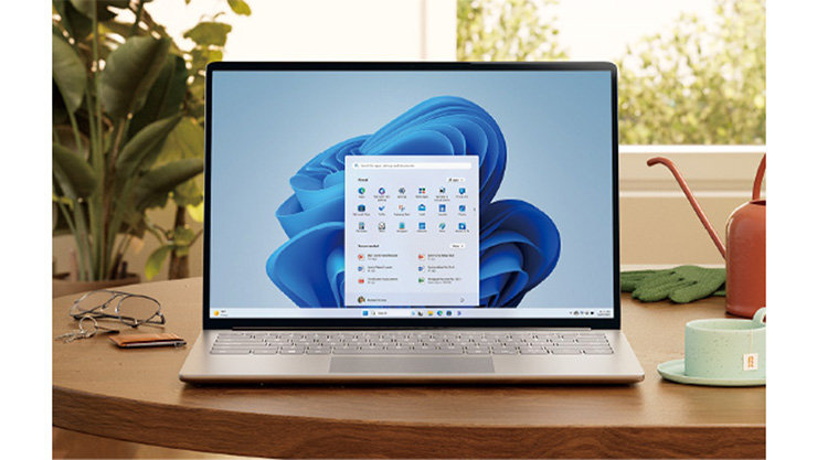 Windows 11 のスタート メニューを表示したノート PC