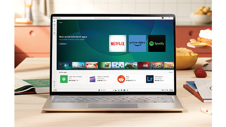 エンタメ アプリを表示したノート PC