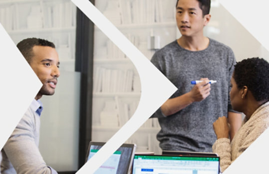 モダンワークスペースで会議する男女