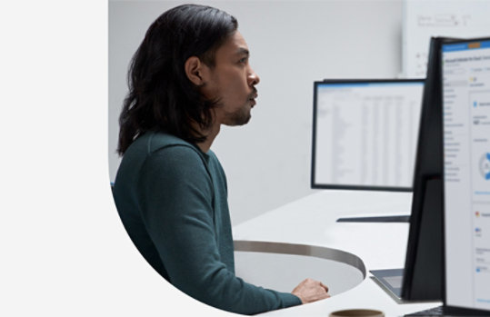 セキュリティ運用センターで働いているセキュリティ担当者。