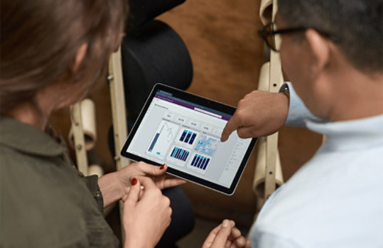 男性とタブレット画面を共有する女性