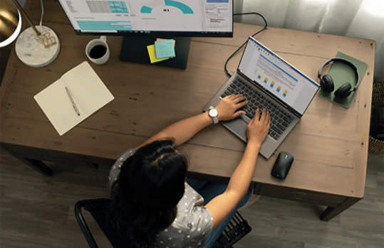 ラップトップで働く女性