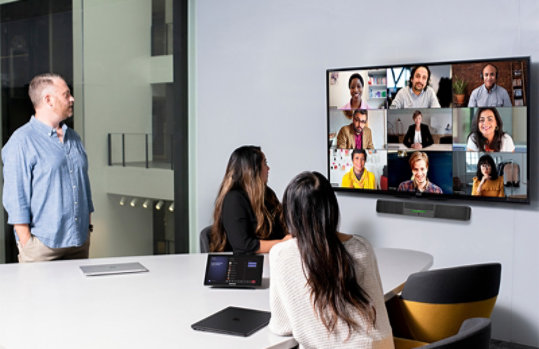 会議室での人々の議論