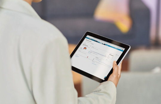 タブレットの画面を見る女性